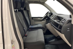 valkoinen Volkswagen Transporter 2019 kuva 11.