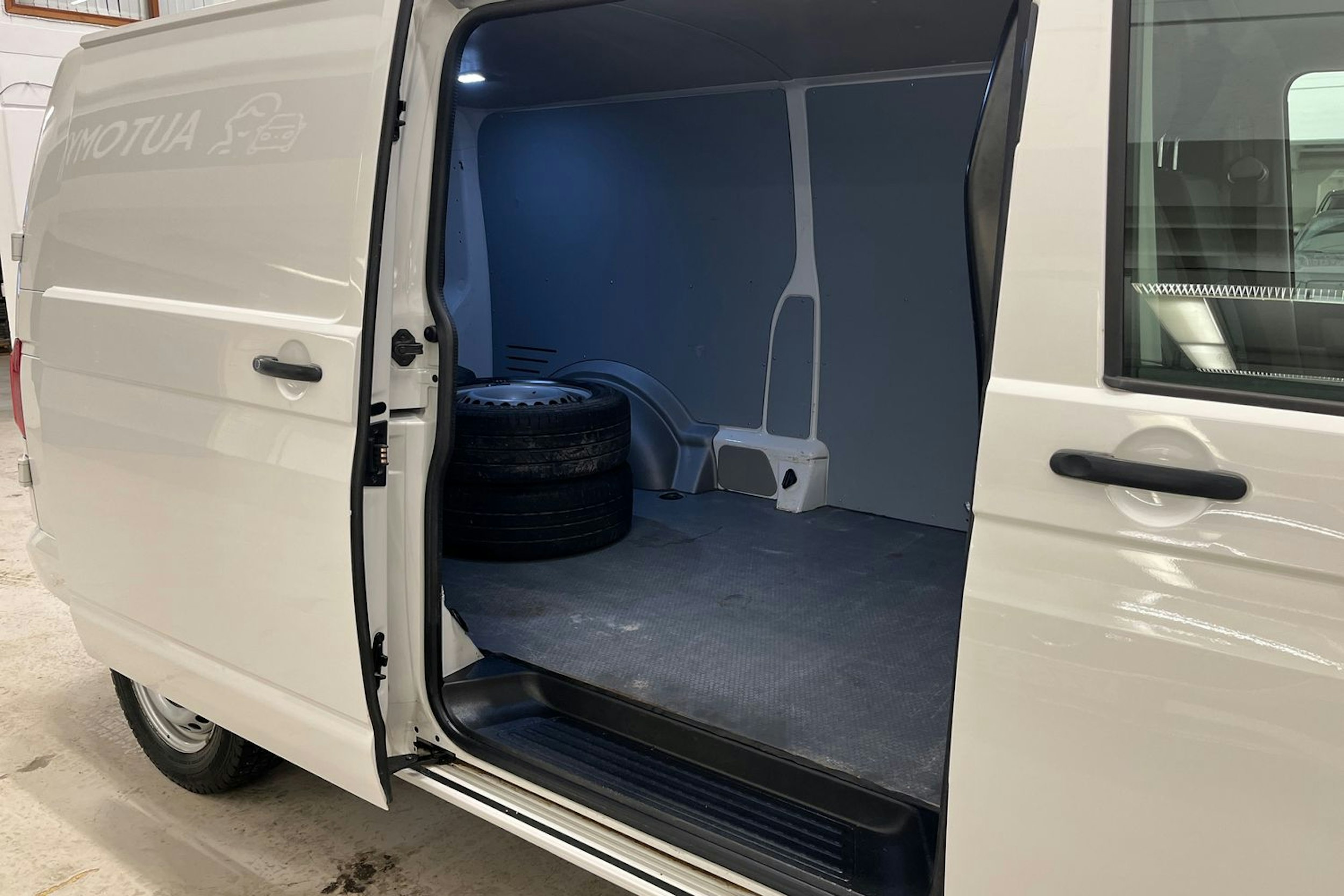 valkoinen Volkswagen Transporter 2019 kuva 13.