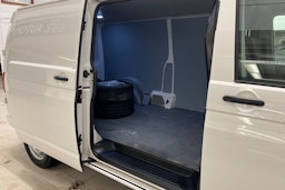 valkoinen Volkswagen Transporter 2019 kuva 13.