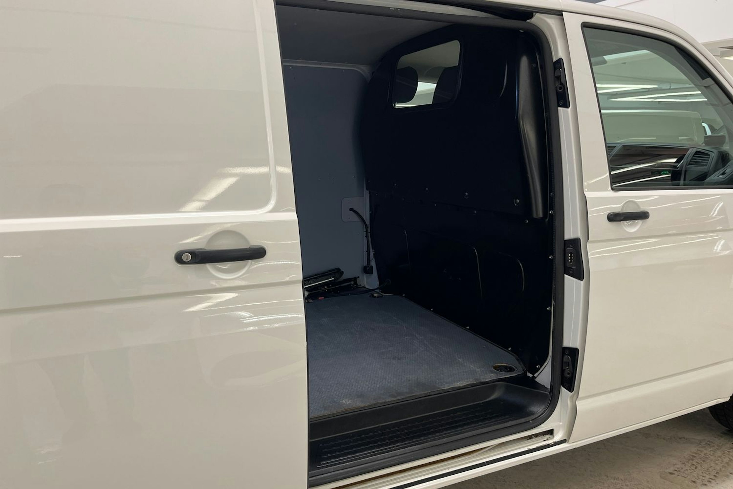 valkoinen Volkswagen Transporter 2019 kuva 15.