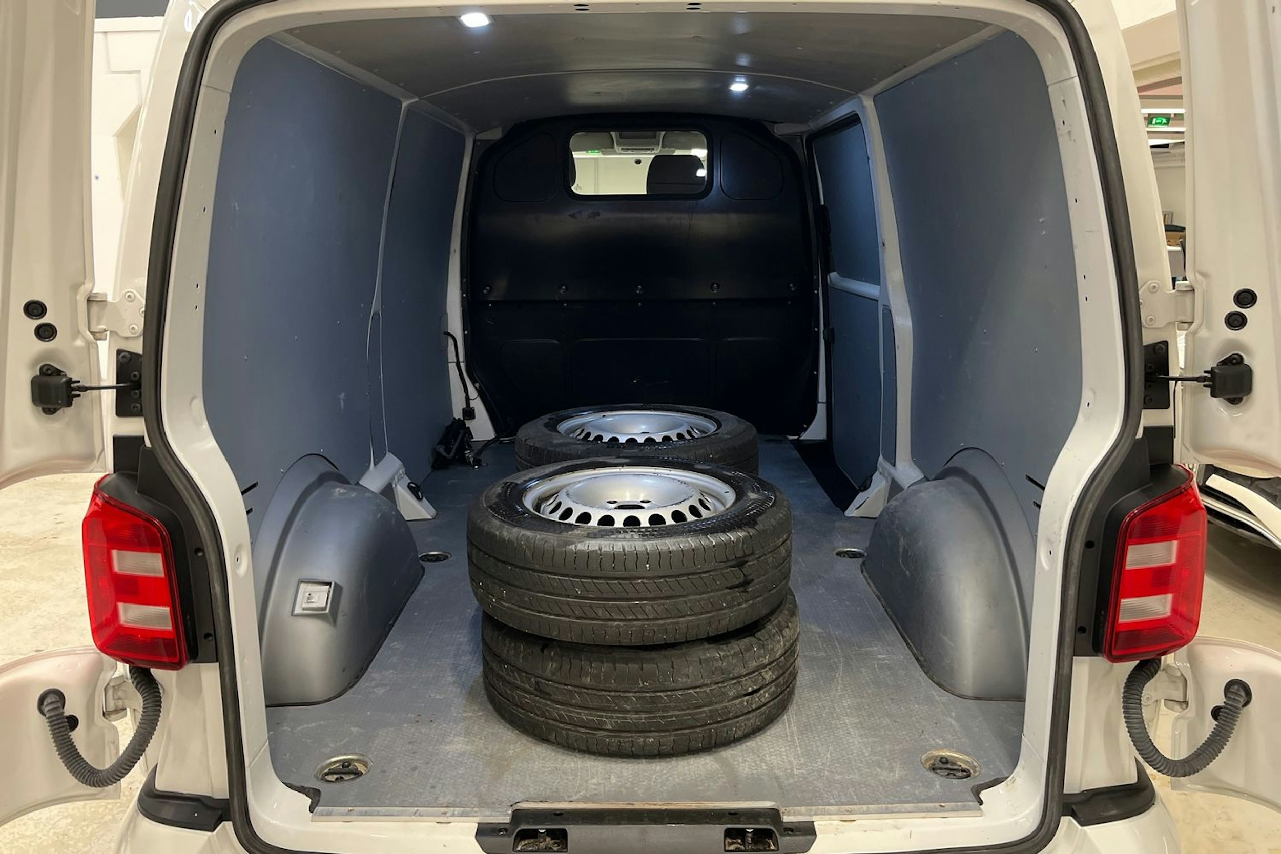 valkoinen Volkswagen Transporter 2019 kuva 16.