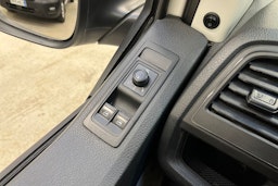 valkoinen Volkswagen Transporter 2019 kuva 18.