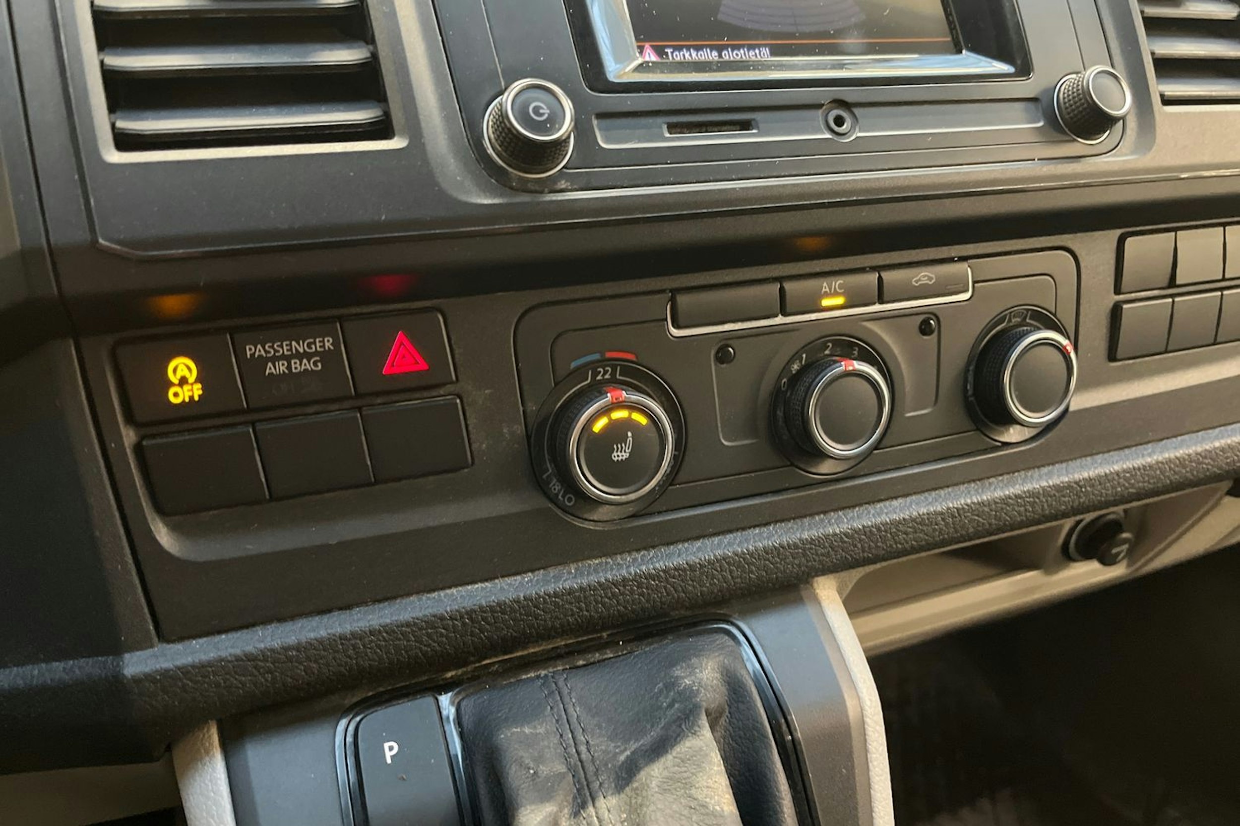 valkoinen Volkswagen Transporter 2019 kuva 20.