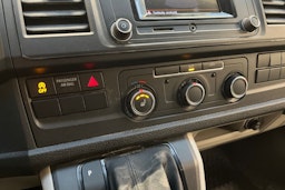 valkoinen Volkswagen Transporter 2019 kuva 20.