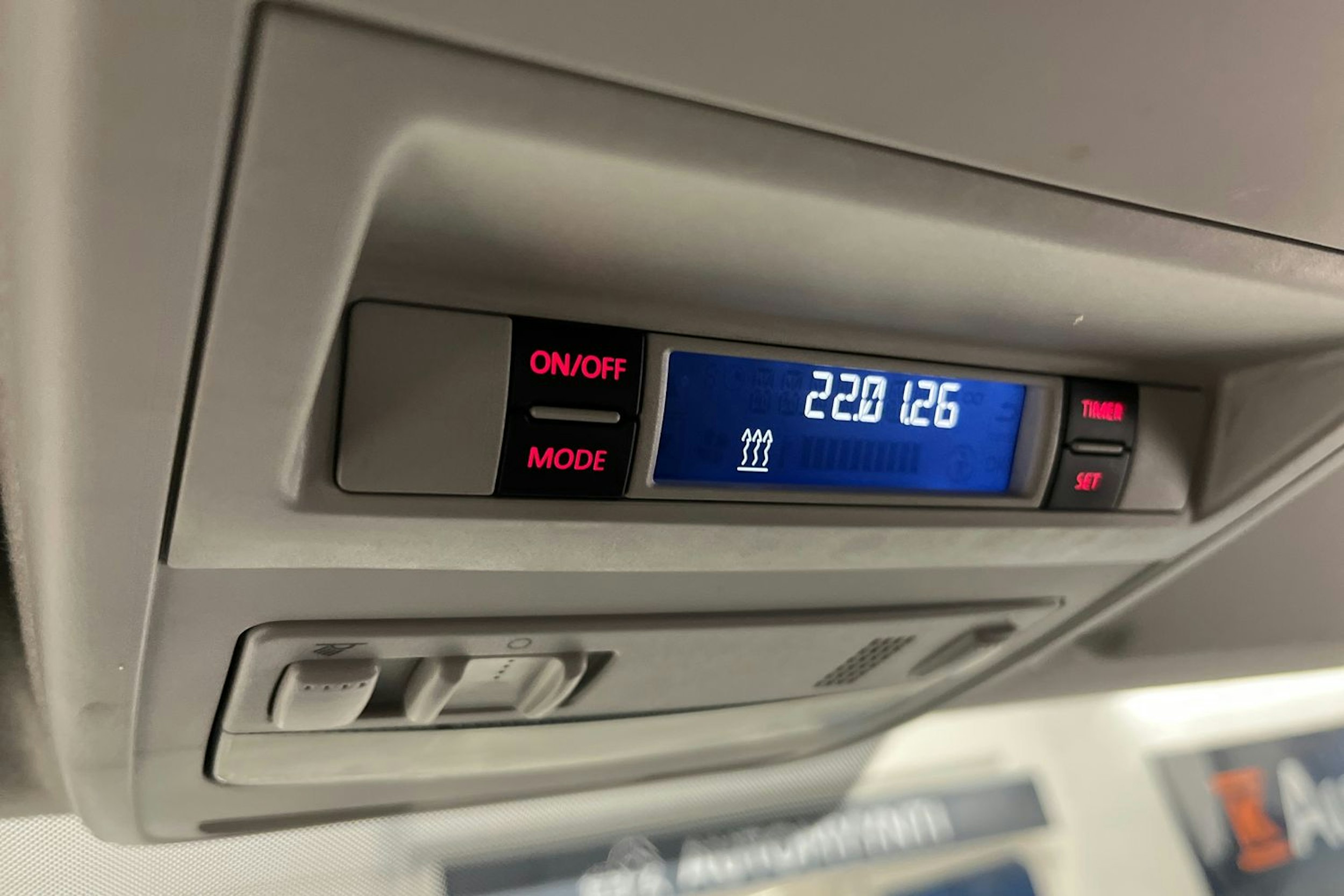 valkoinen Volkswagen Transporter 2019 kuva 21.