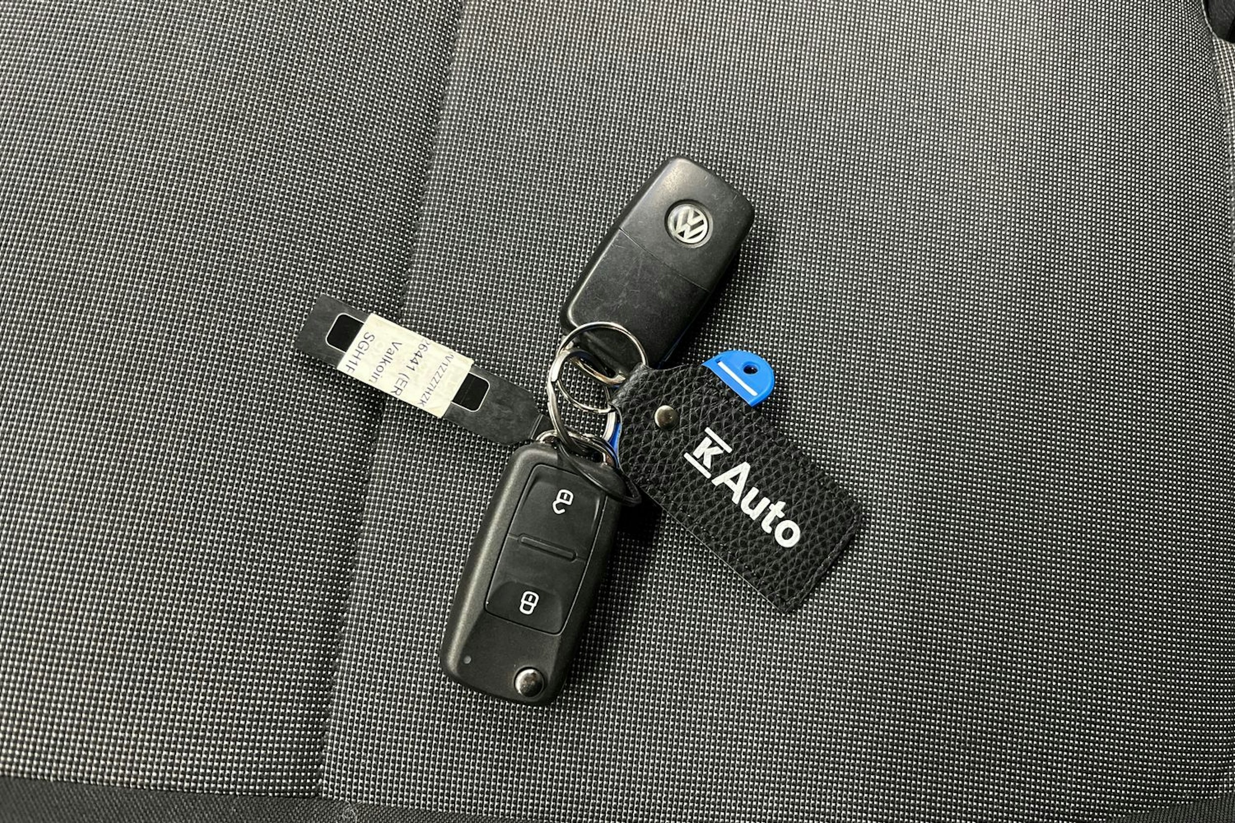 valkoinen Volkswagen Transporter 2019 kuva 22.