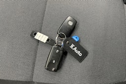 valkoinen Volkswagen Transporter 2019 kuva 22.