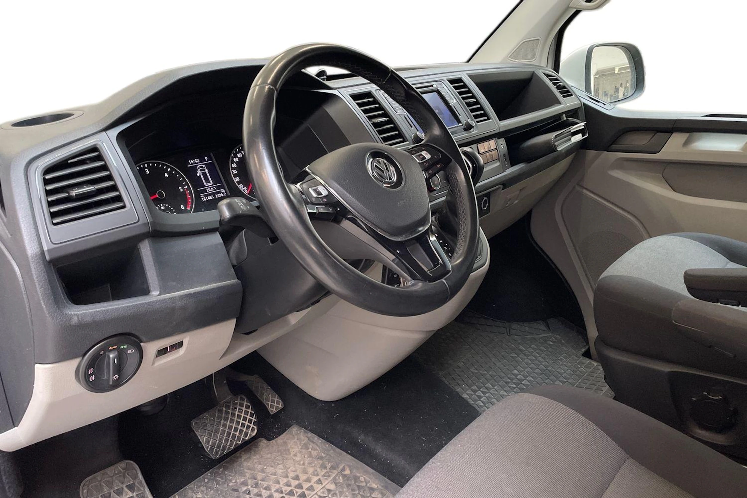valkoinen Volkswagen Transporter 2019 kuva 3.