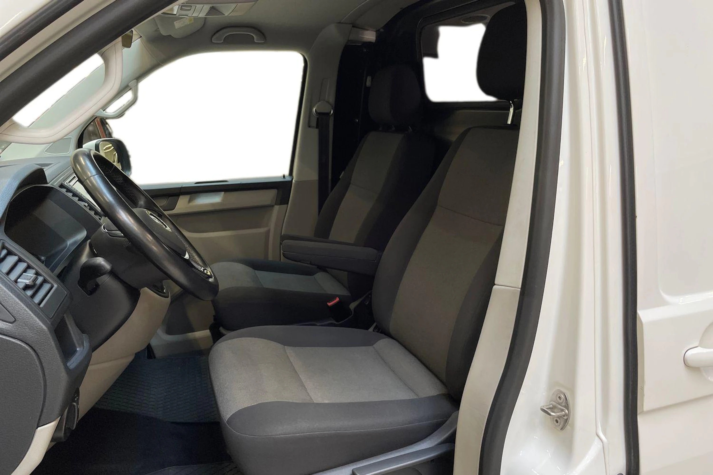 valkoinen Volkswagen Transporter 2019 kuva 8.