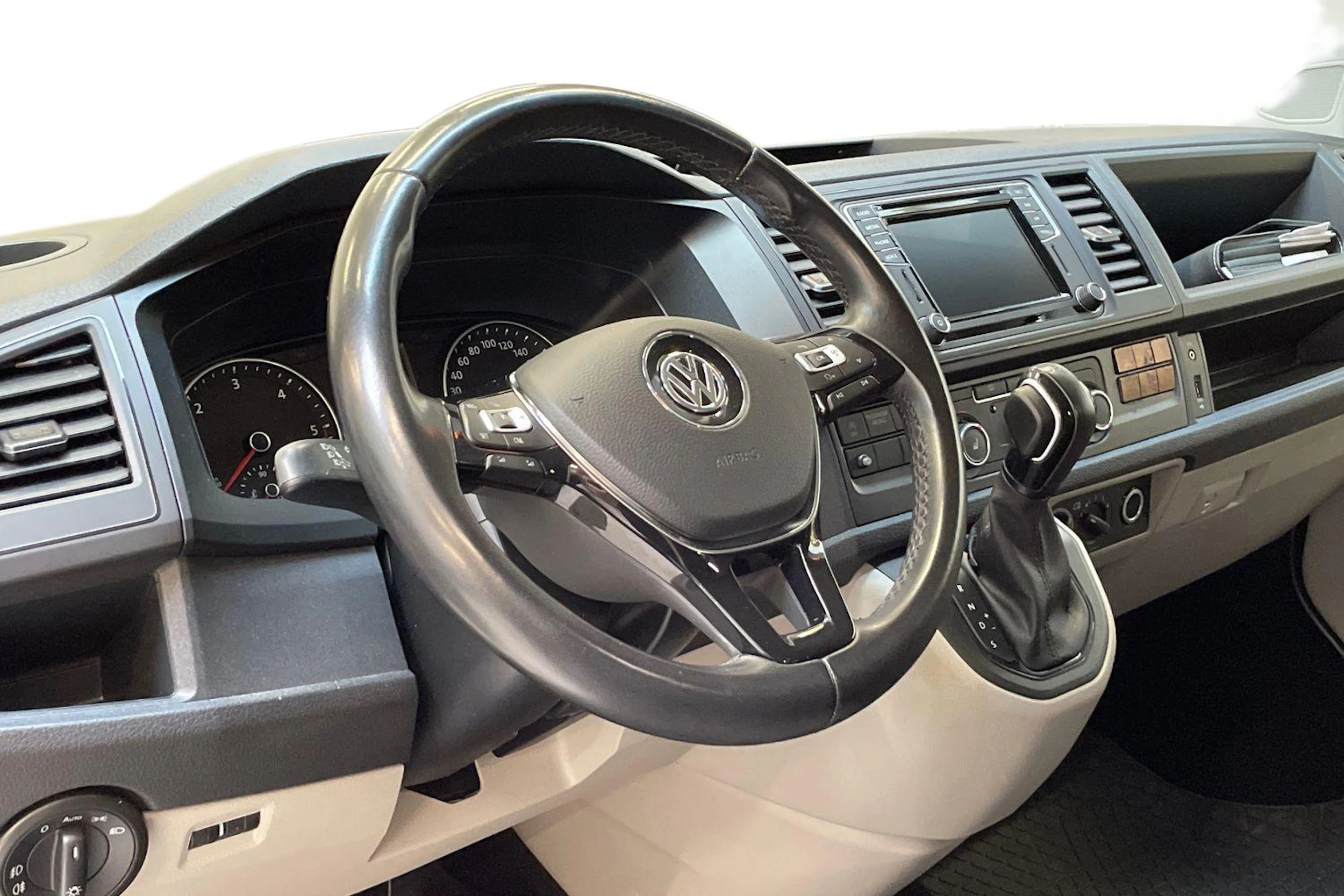 valkoinen Volkswagen Transporter 2019 kuva 9.