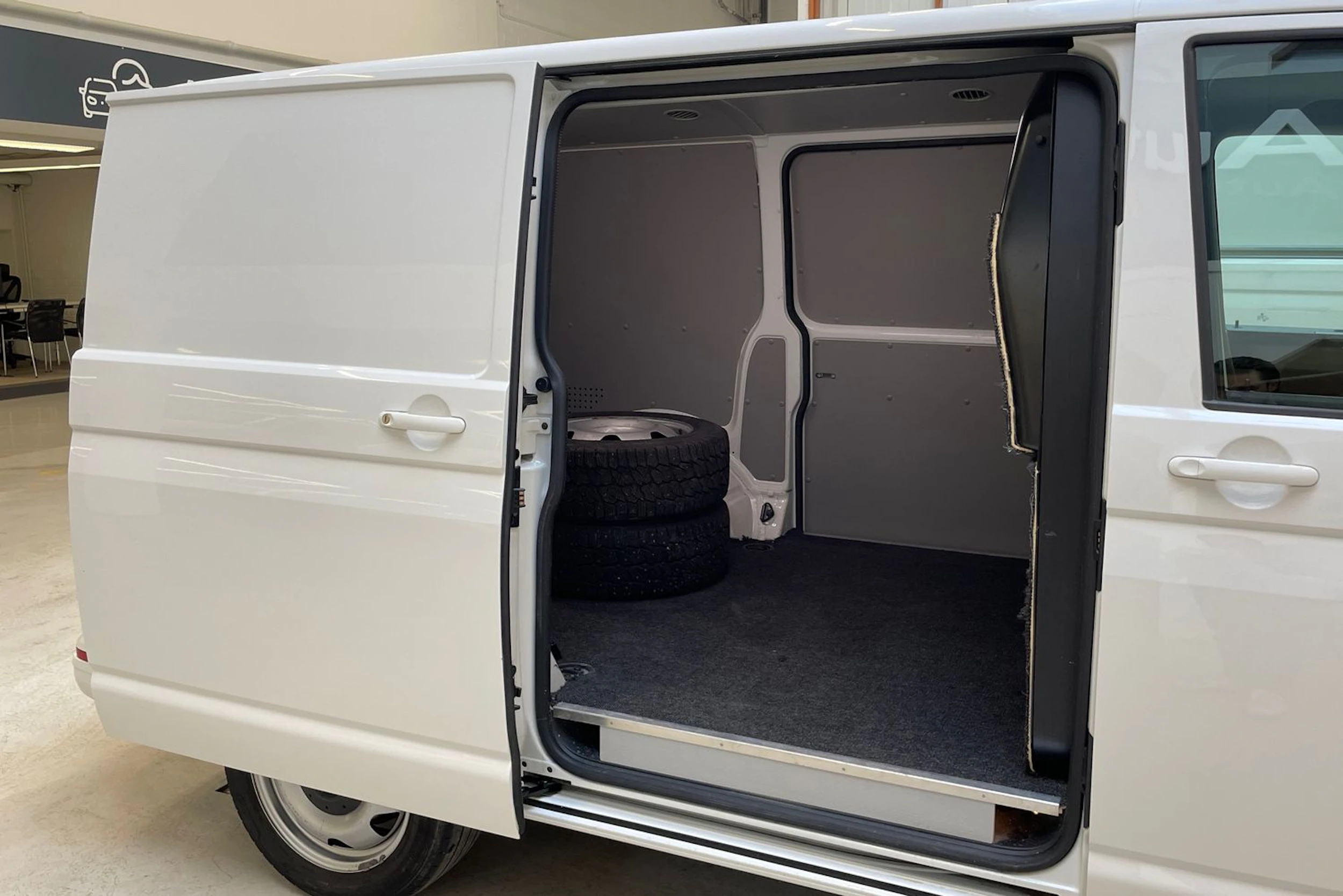 valkoinen Volkswagen Transporter 2019 kuva 12.