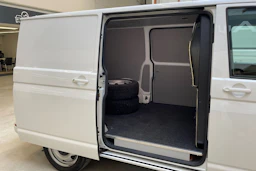 valkoinen Volkswagen Transporter 2019 kuva 12.