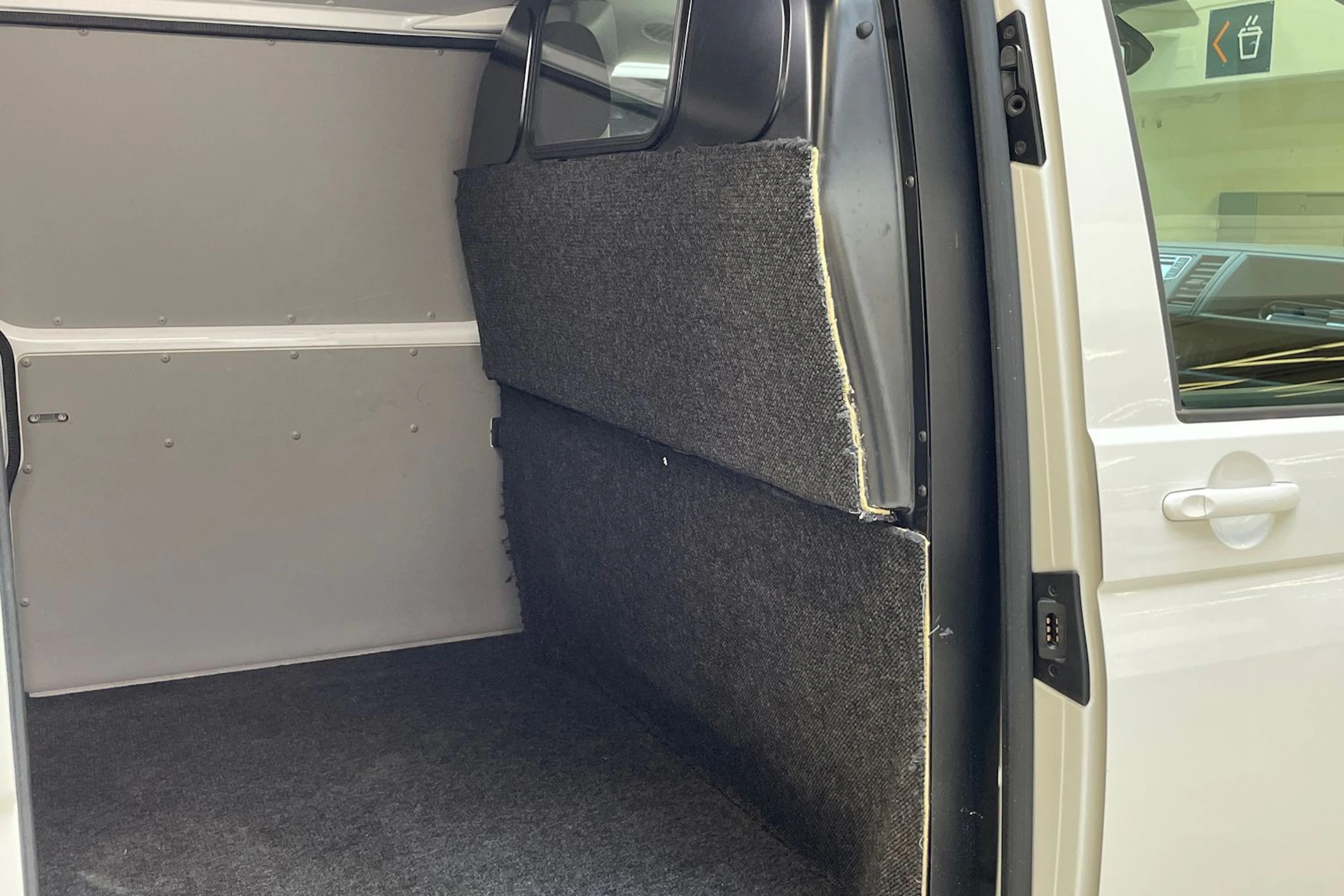 valkoinen Volkswagen Transporter 2019 kuva 14.
