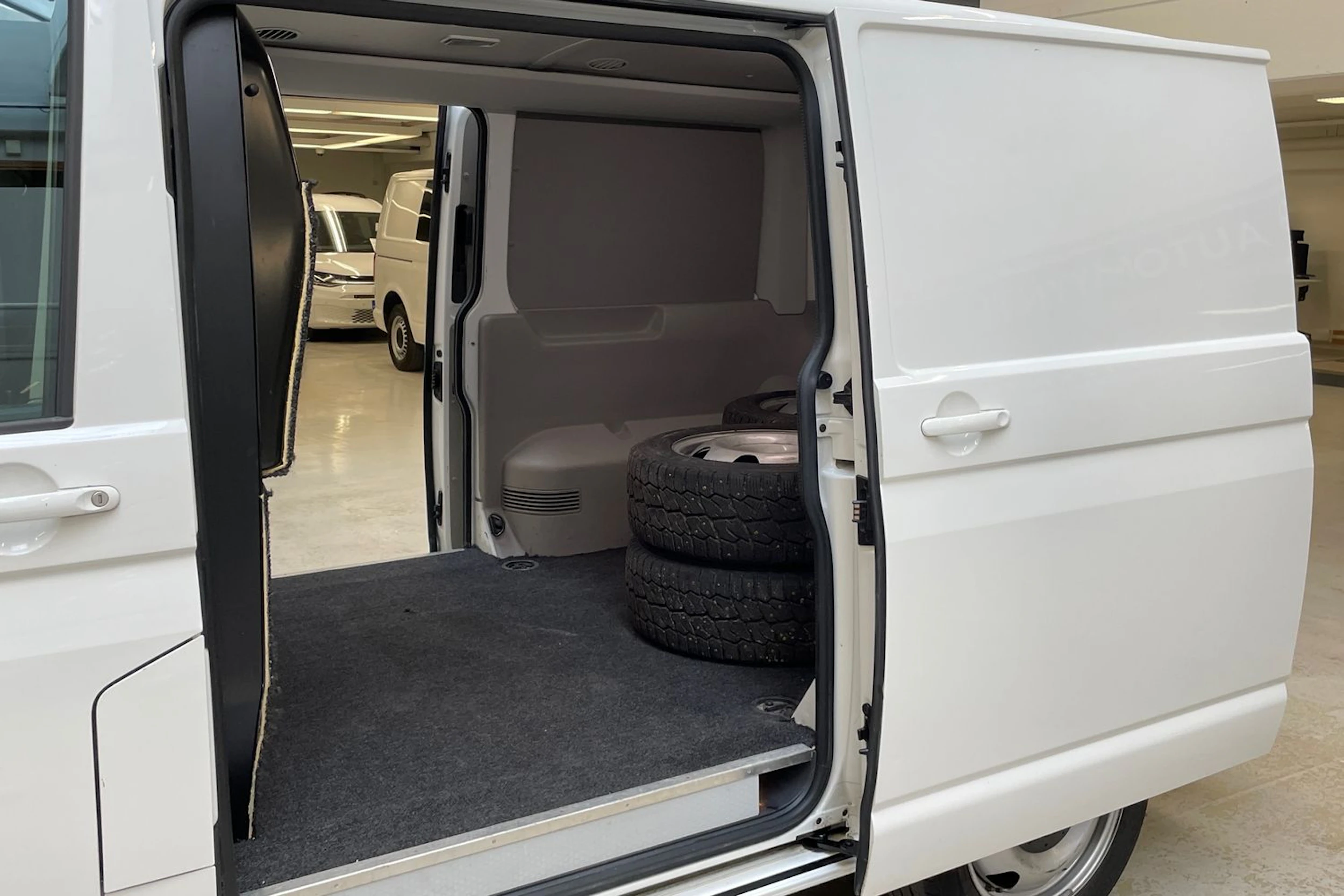 valkoinen Volkswagen Transporter 2019 kuva 15.