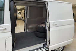valkoinen Volkswagen Transporter 2019 kuva 15.