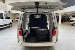 valkoinen Volkswagen Transporter 2019 kuva 16.