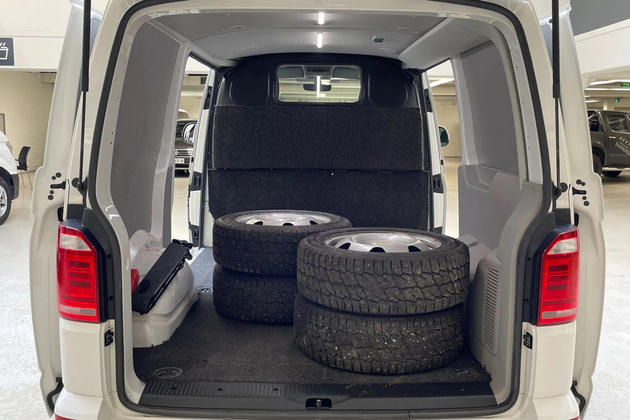 valkoinen Volkswagen Transporter 2019 kuva 17.