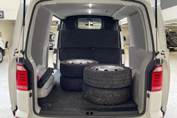 valkoinen Volkswagen Transporter 2019 kuva 17.