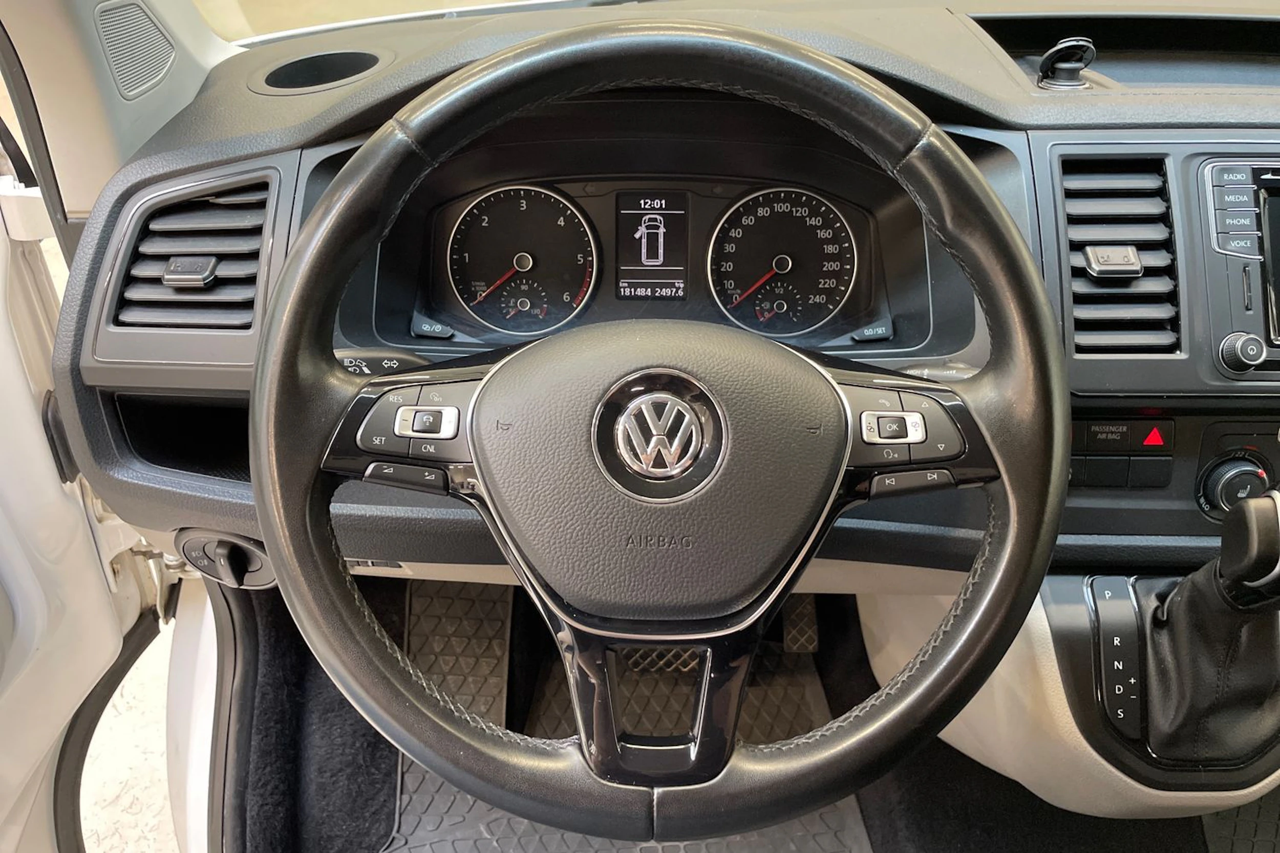valkoinen Volkswagen Transporter 2019 kuva 19.