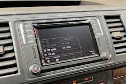 valkoinen Volkswagen Transporter 2019 kuva 24.