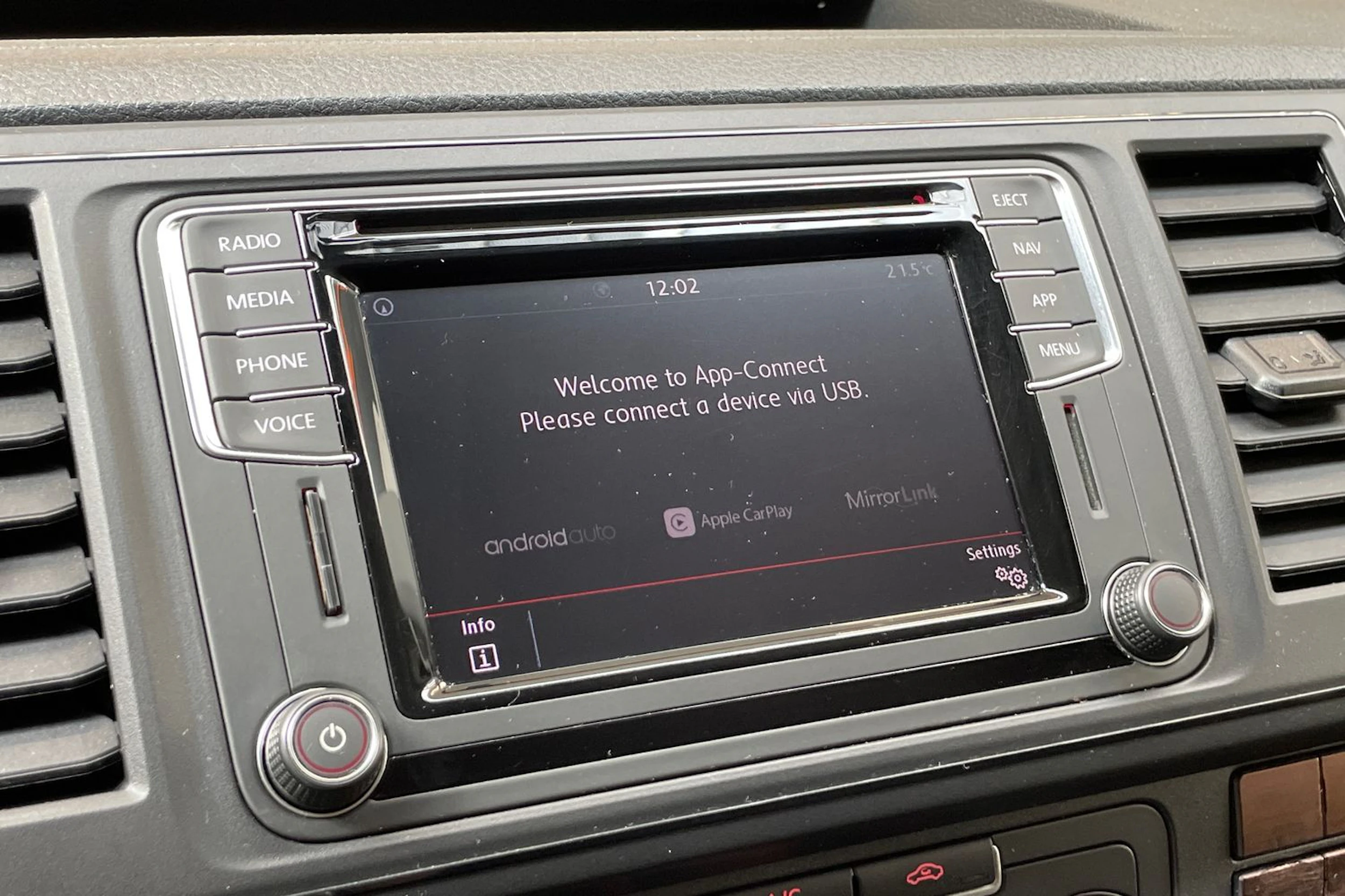 valkoinen Volkswagen Transporter 2019 kuva 27.