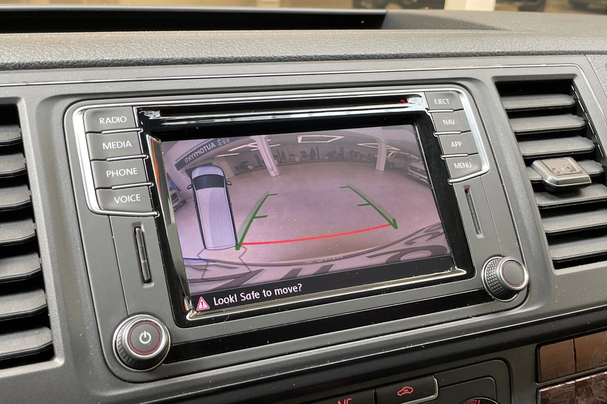 valkoinen Volkswagen Transporter 2019 kuva 28.