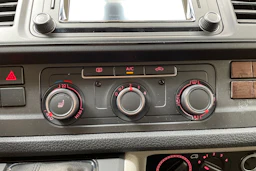 valkoinen Volkswagen Transporter 2019 kuva 29.