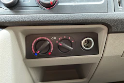 valkoinen Volkswagen Transporter 2019 kuva 30.