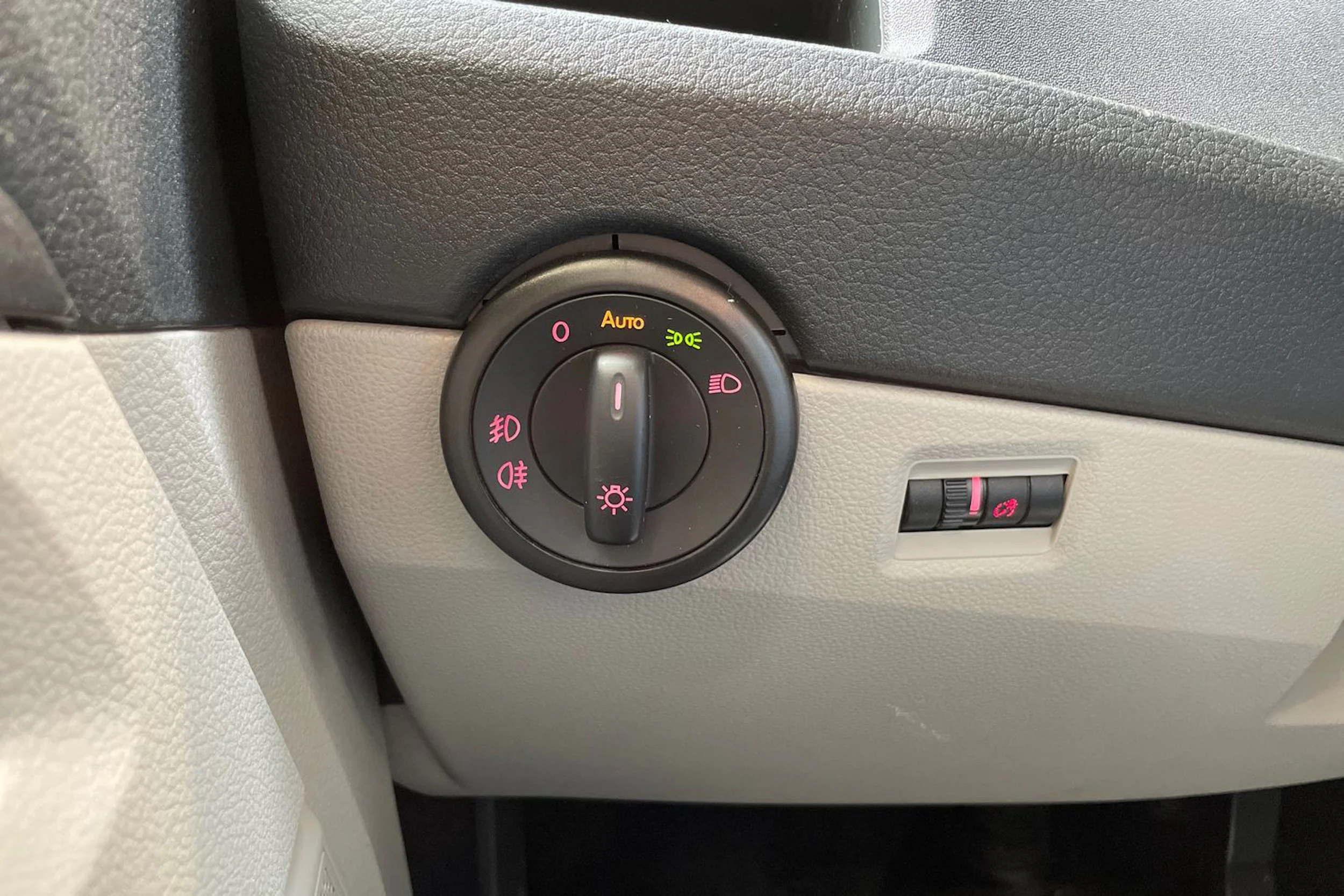 valkoinen Volkswagen Transporter 2019 kuva 31.
