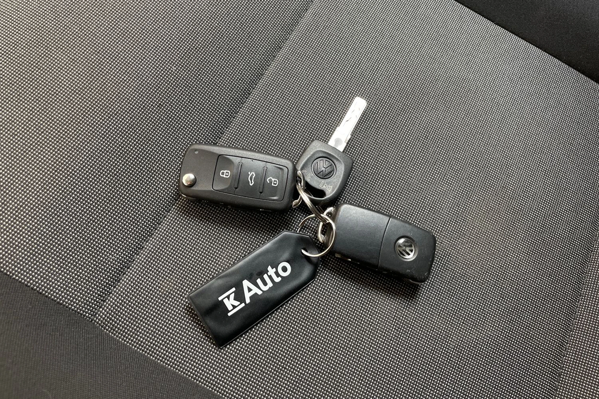 valkoinen Volkswagen Transporter 2019 kuva 34.