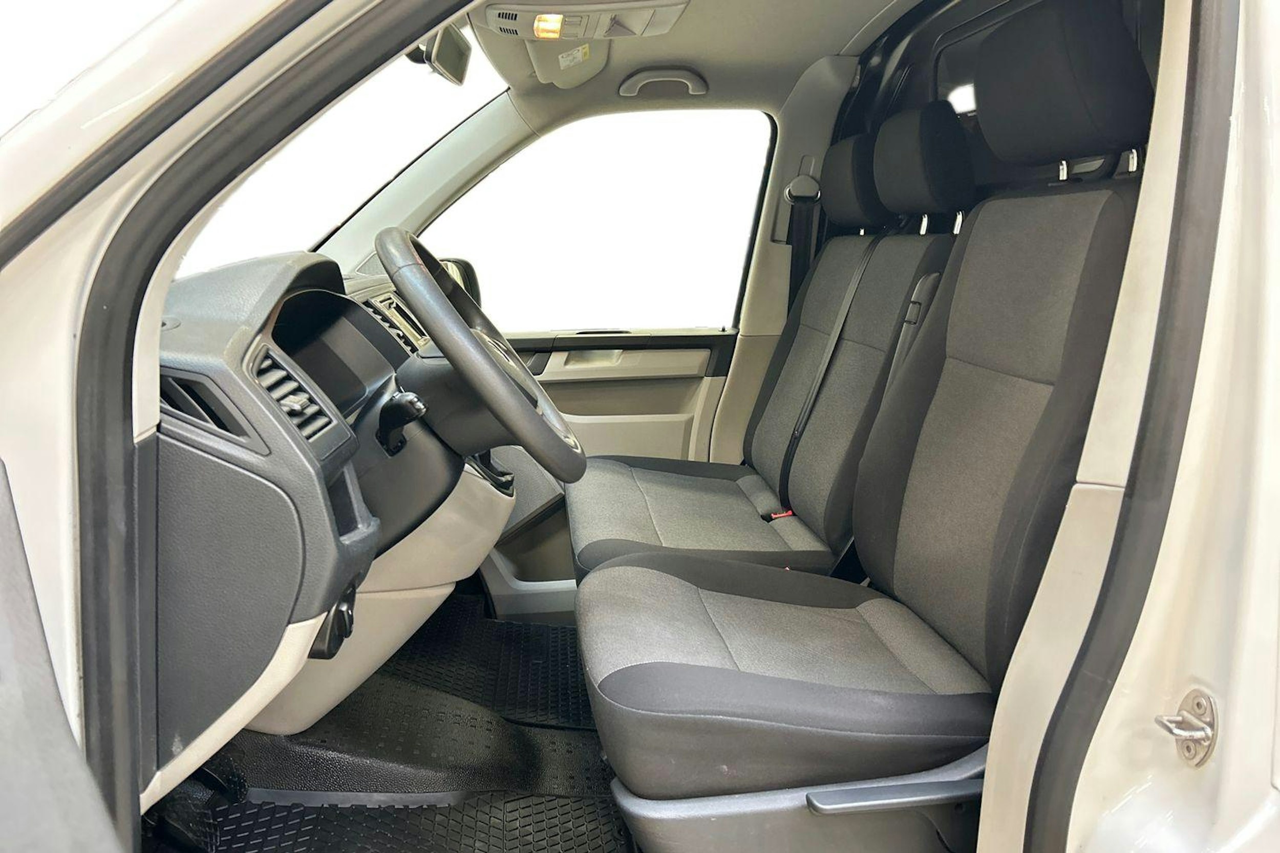 valkoinen Volkswagen Transporter 2019 kuva 8.