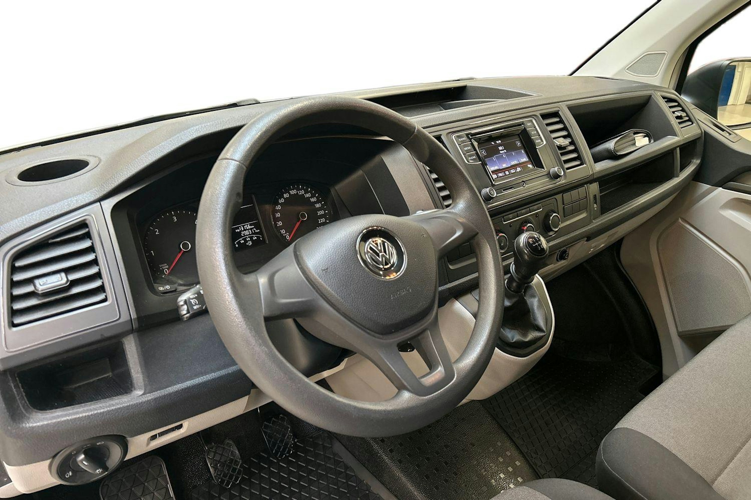 valkoinen Volkswagen Transporter 2019 kuva 9.