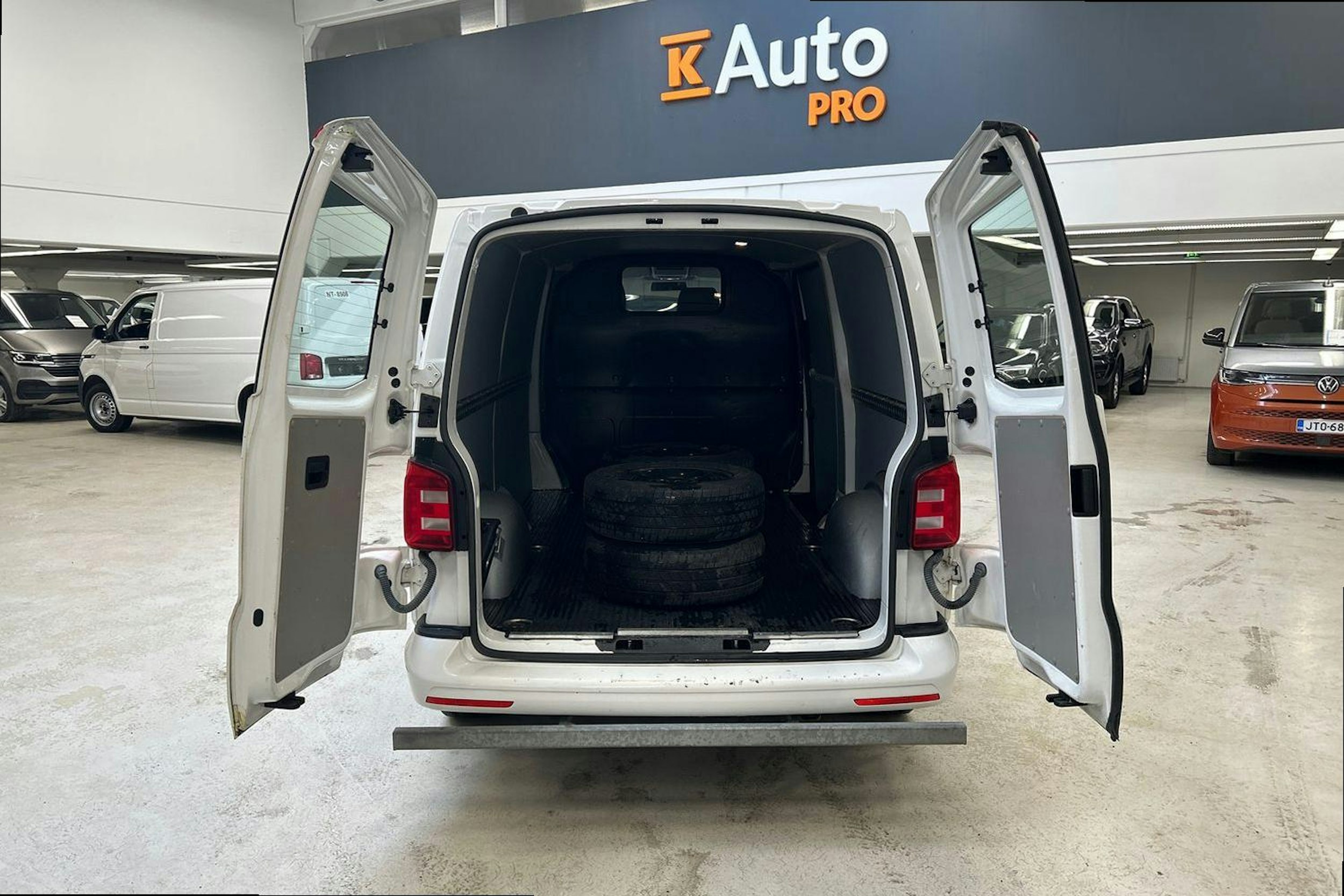 valkoinen Volkswagen Transporter 2019 kuva 11.