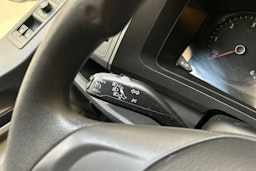 valkoinen Volkswagen Transporter 2019 kuva 15.