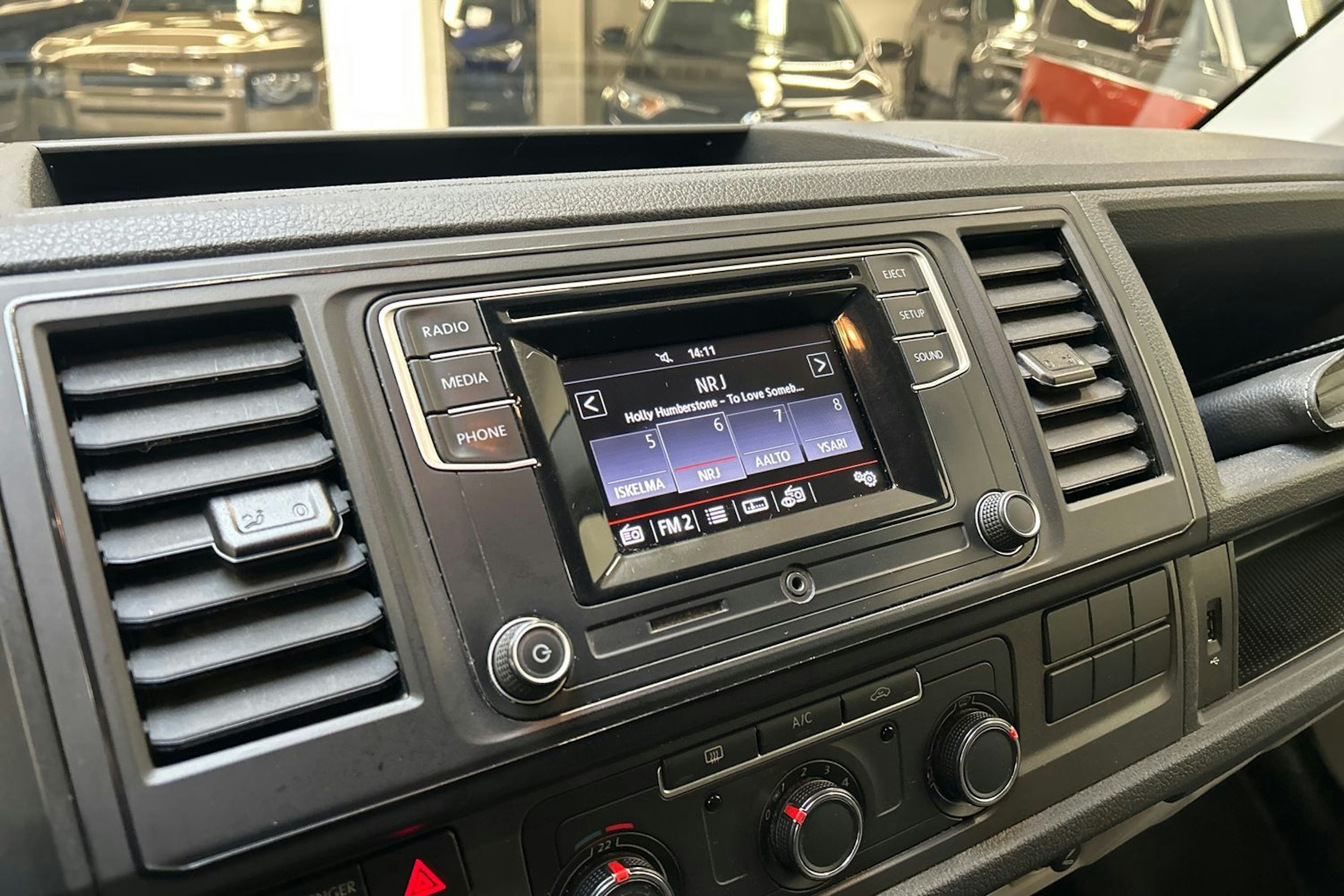 valkoinen Volkswagen Transporter 2019 kuva 16.