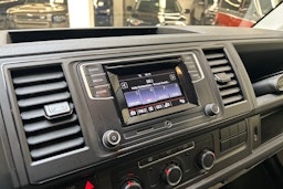 valkoinen Volkswagen Transporter 2019 kuva 16.