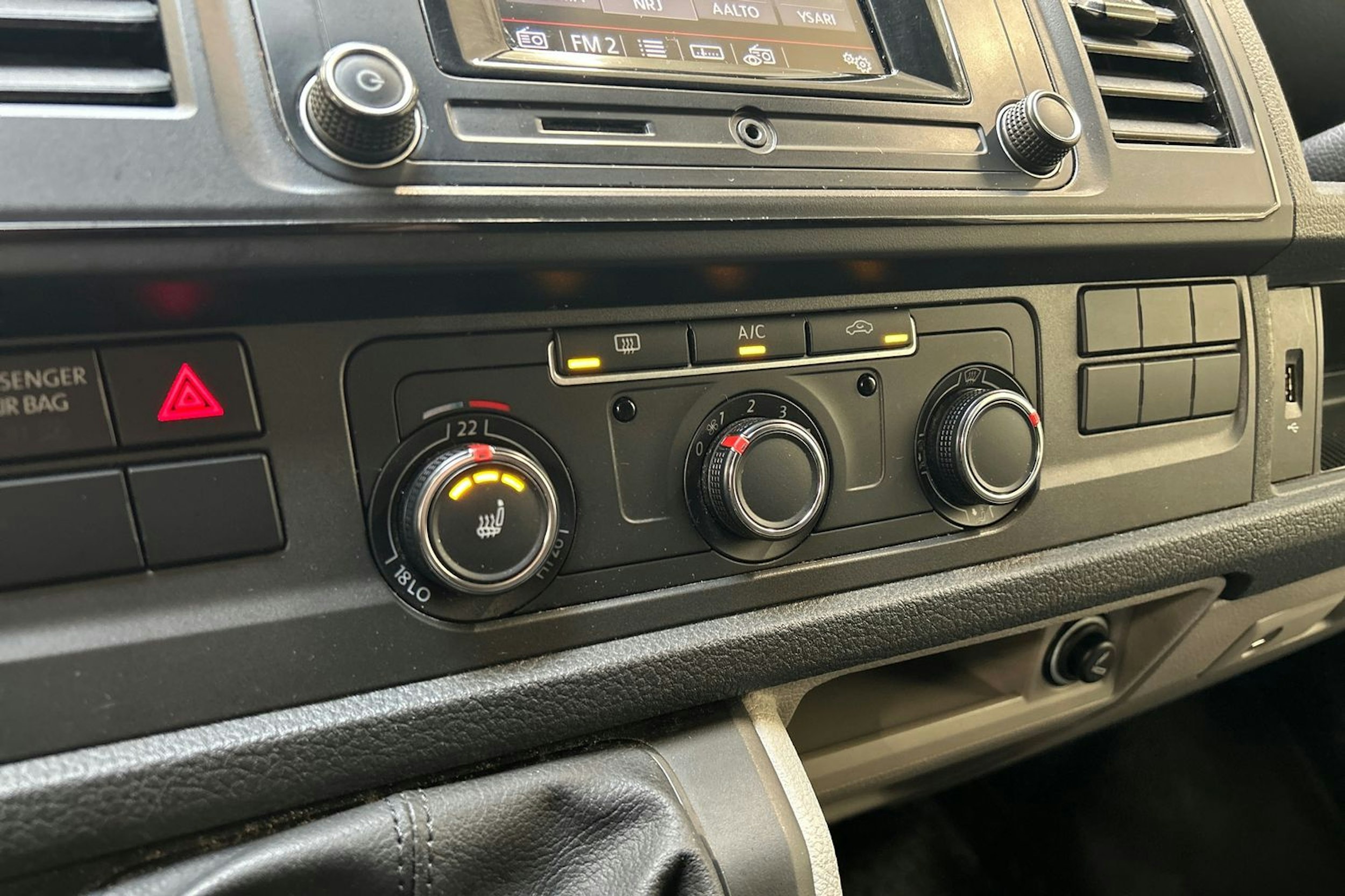 valkoinen Volkswagen Transporter 2019 kuva 17.