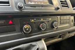 valkoinen Volkswagen Transporter 2019 kuva 17.