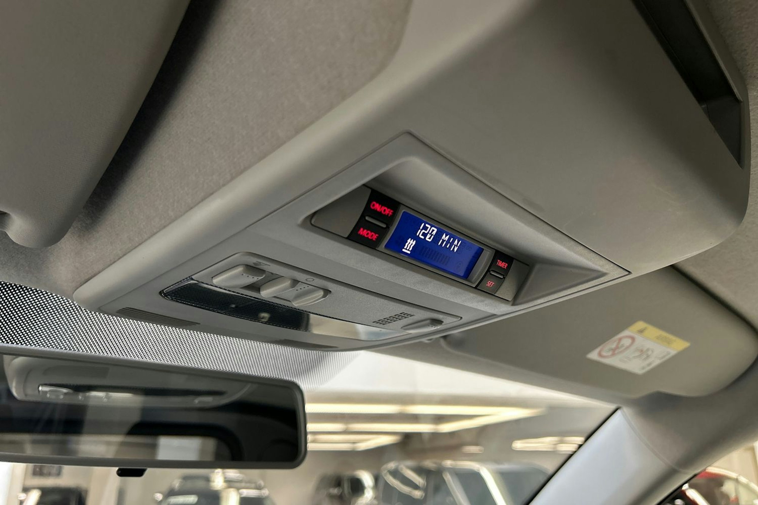 valkoinen Volkswagen Transporter 2019 kuva 19.