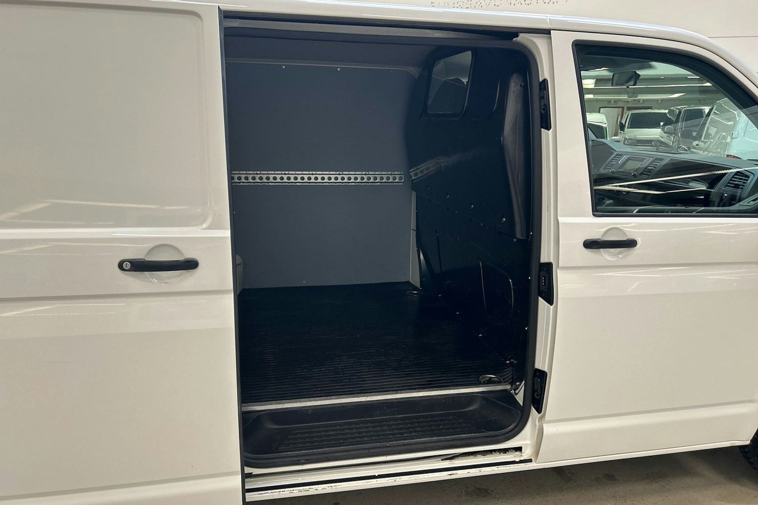 valkoinen Volkswagen Transporter 2019 kuva 20.