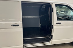 valkoinen Volkswagen Transporter 2019 kuva 20.