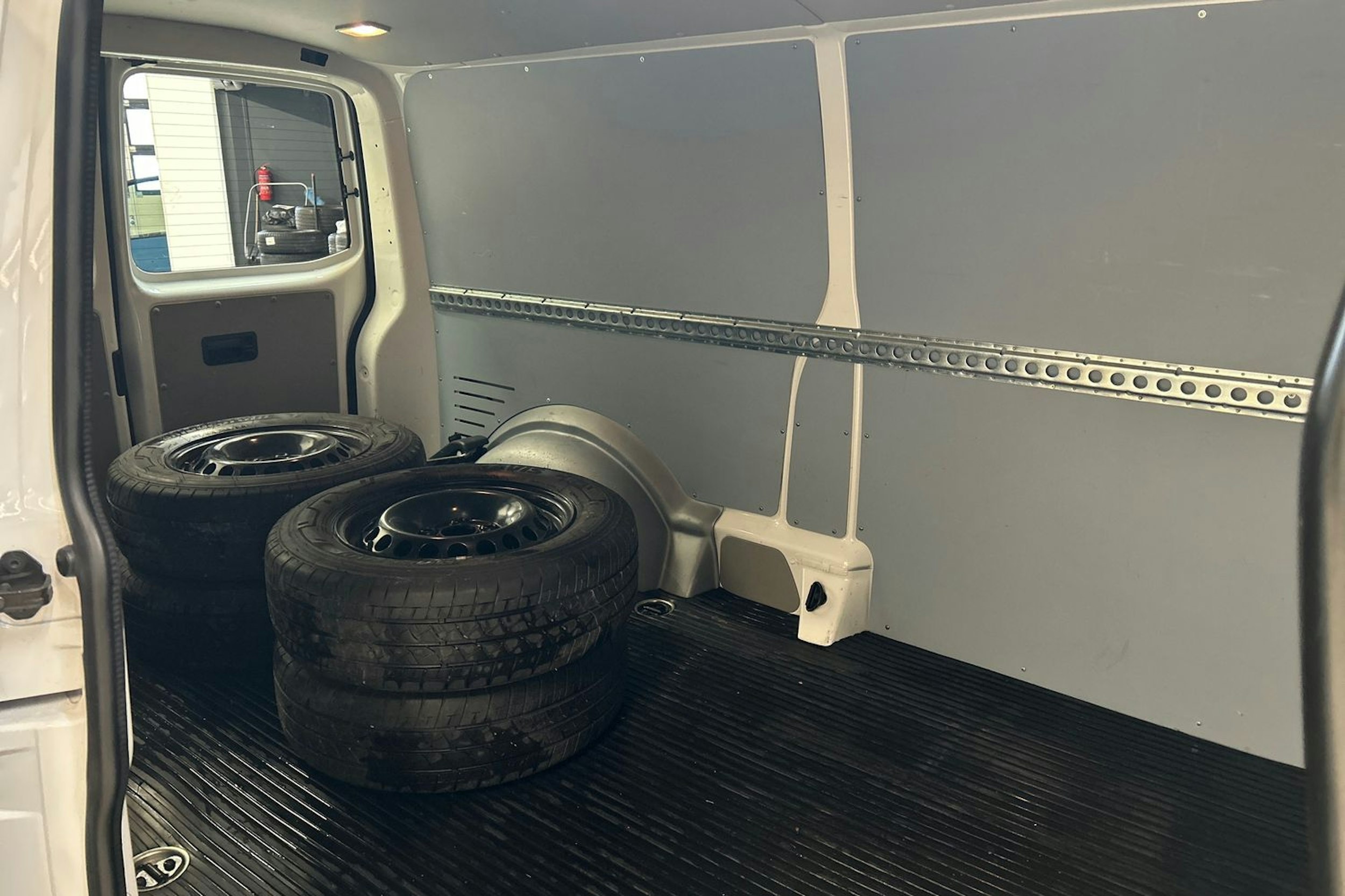 valkoinen Volkswagen Transporter 2019 kuva 21.