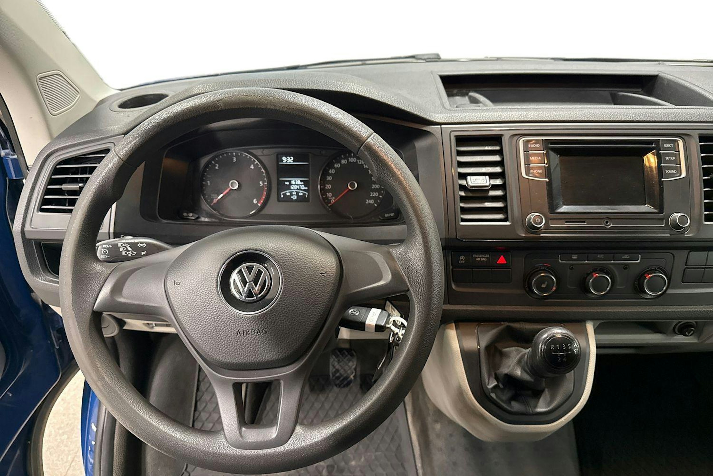 sininen Volkswagen Transporter 2019 kuva 9.