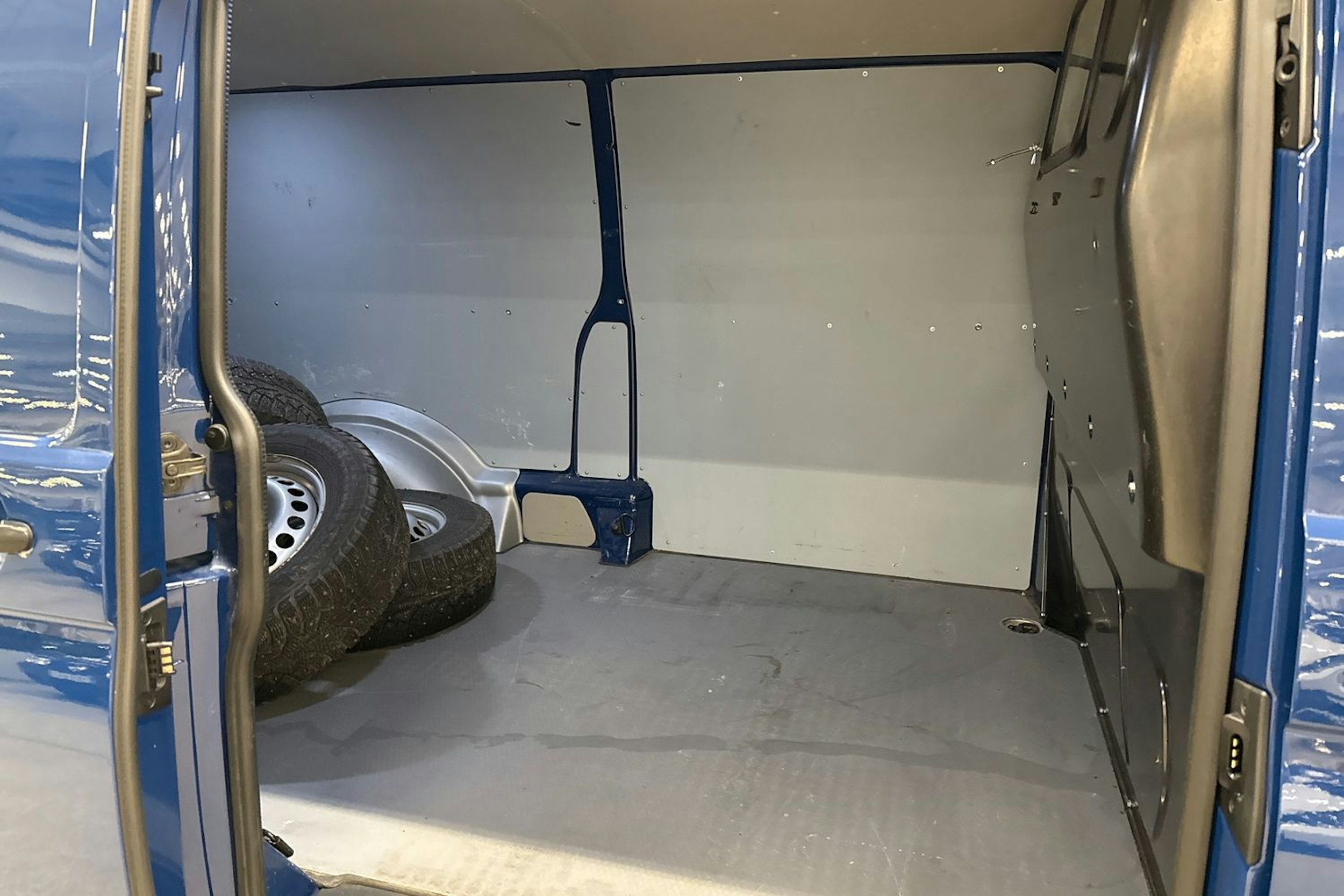 sininen Volkswagen Transporter 2019 kuva 13.