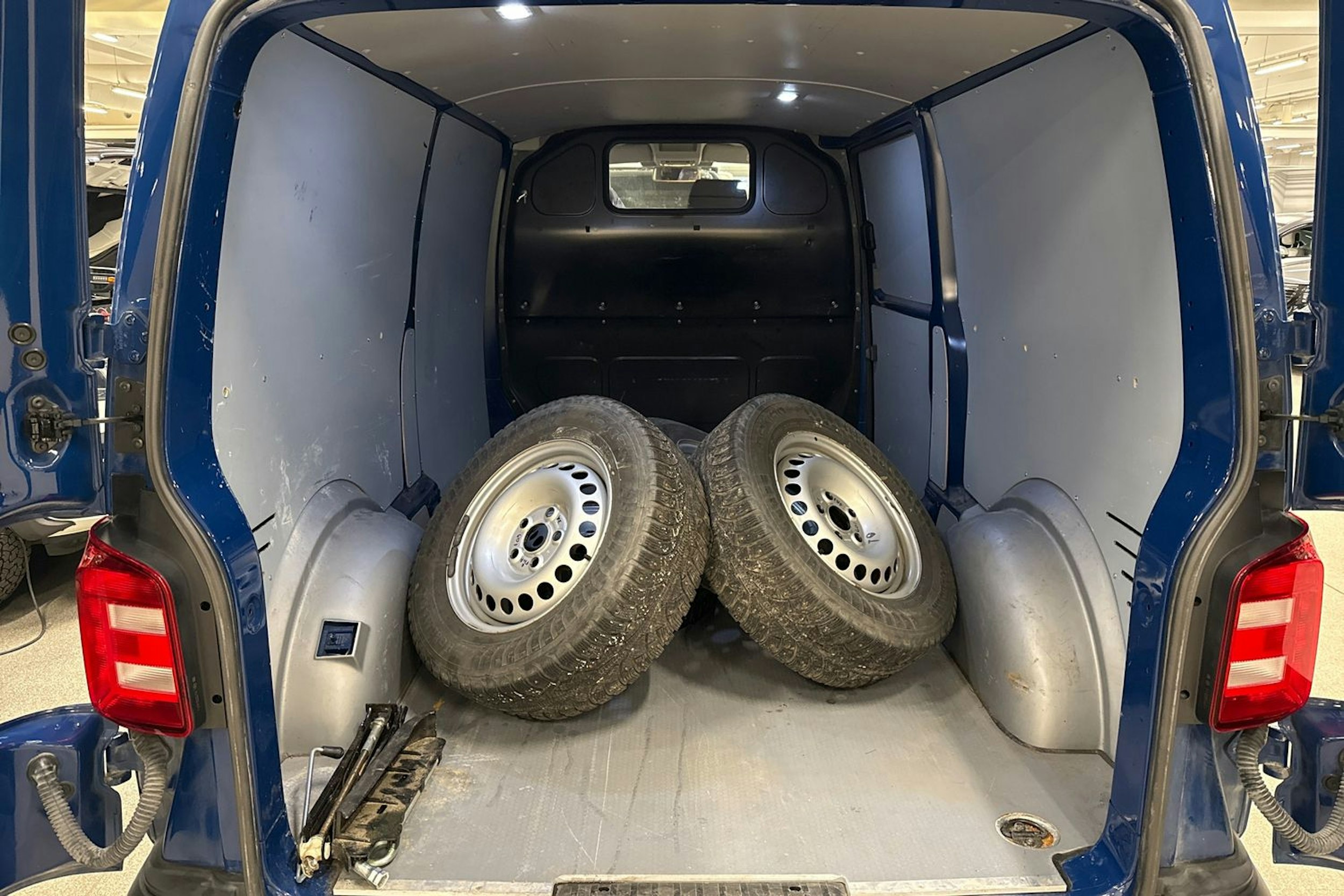 sininen Volkswagen Transporter 2019 kuva 15.