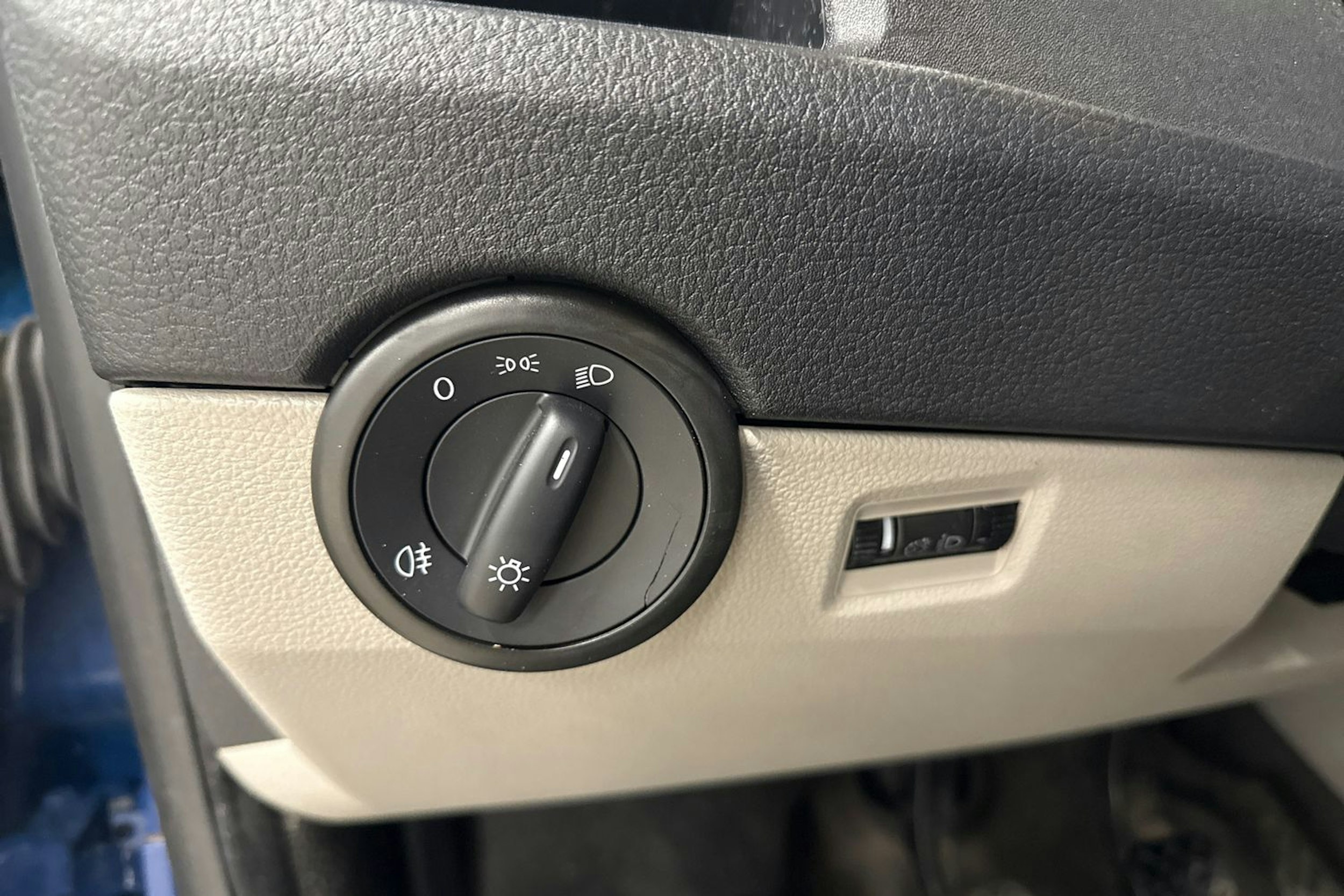 sininen Volkswagen Transporter 2019 kuva 17.