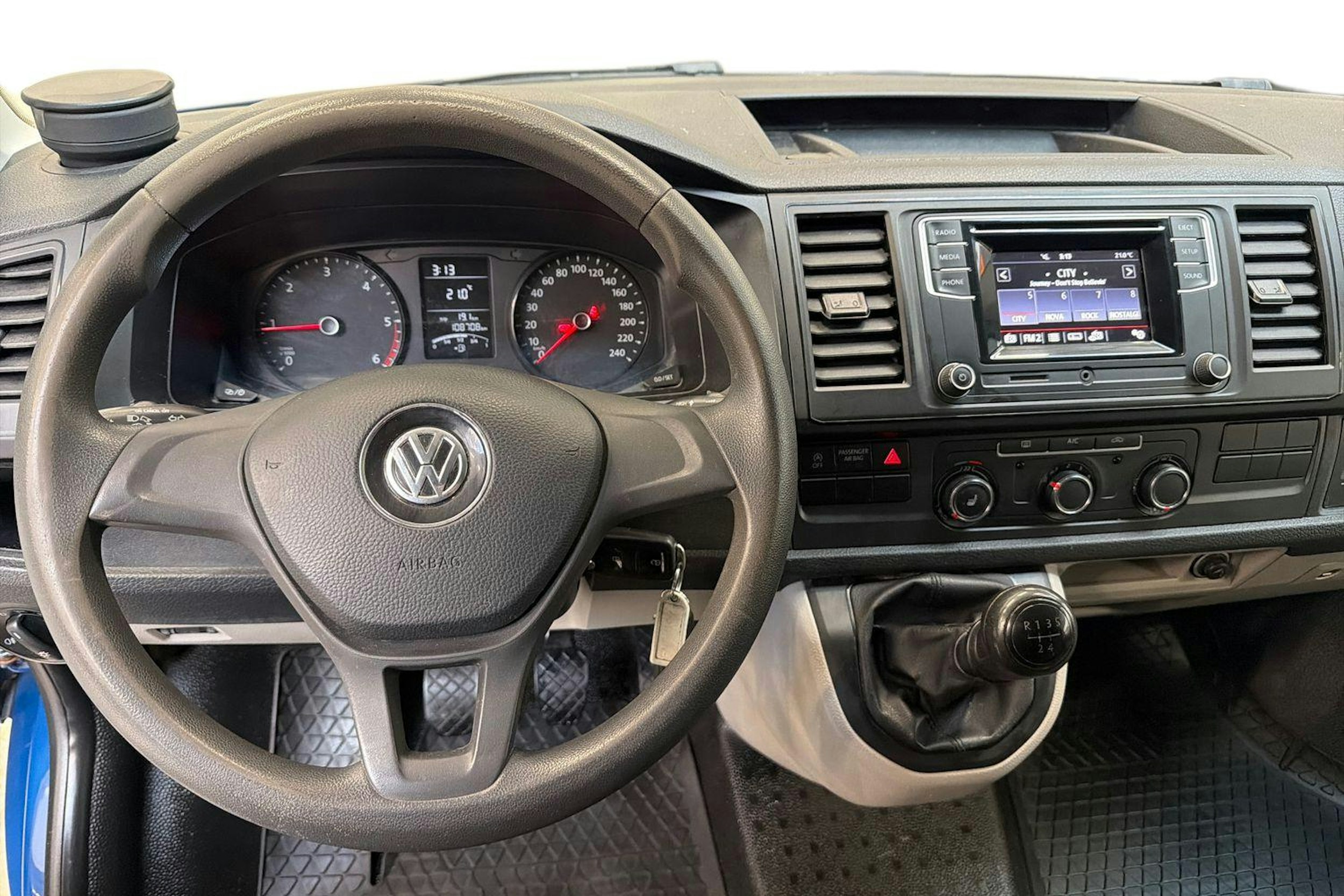 sininen Volkswagen Transporter 2019 kuva 9.