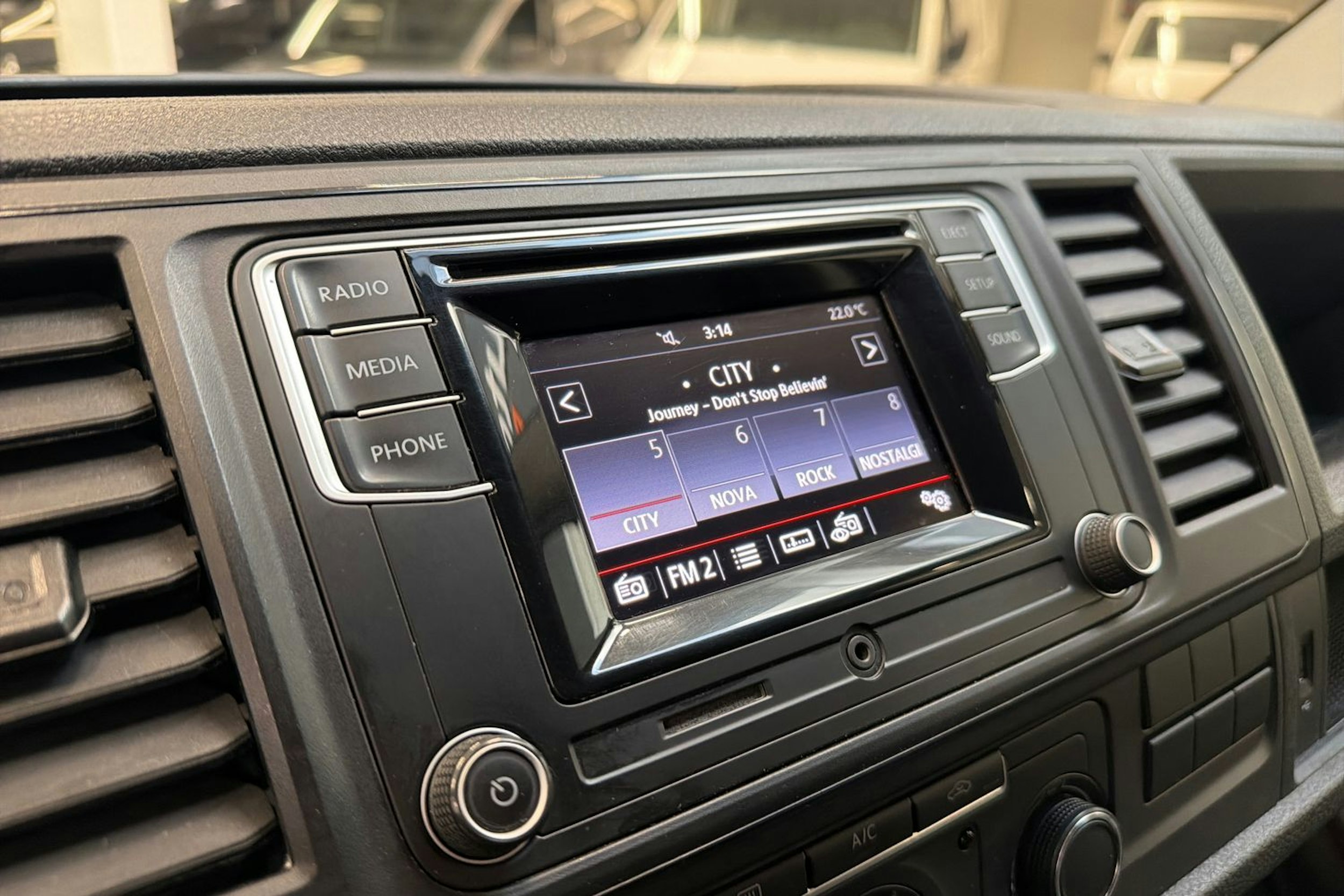 sininen Volkswagen Transporter 2019 kuva 13.