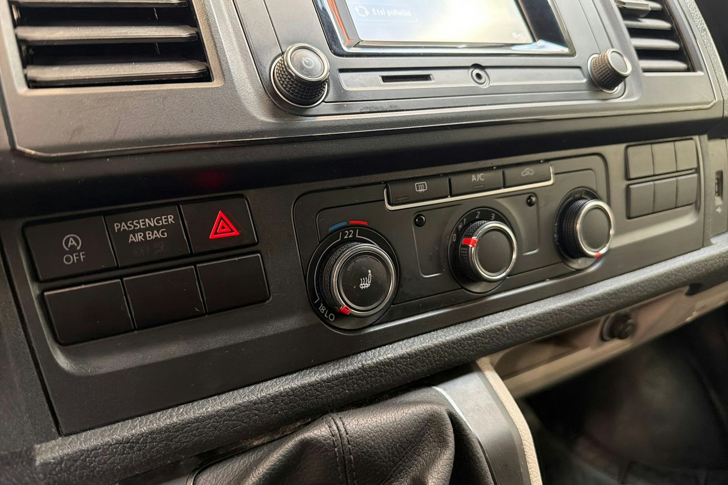 sininen Volkswagen Transporter 2019 kuva 15.
