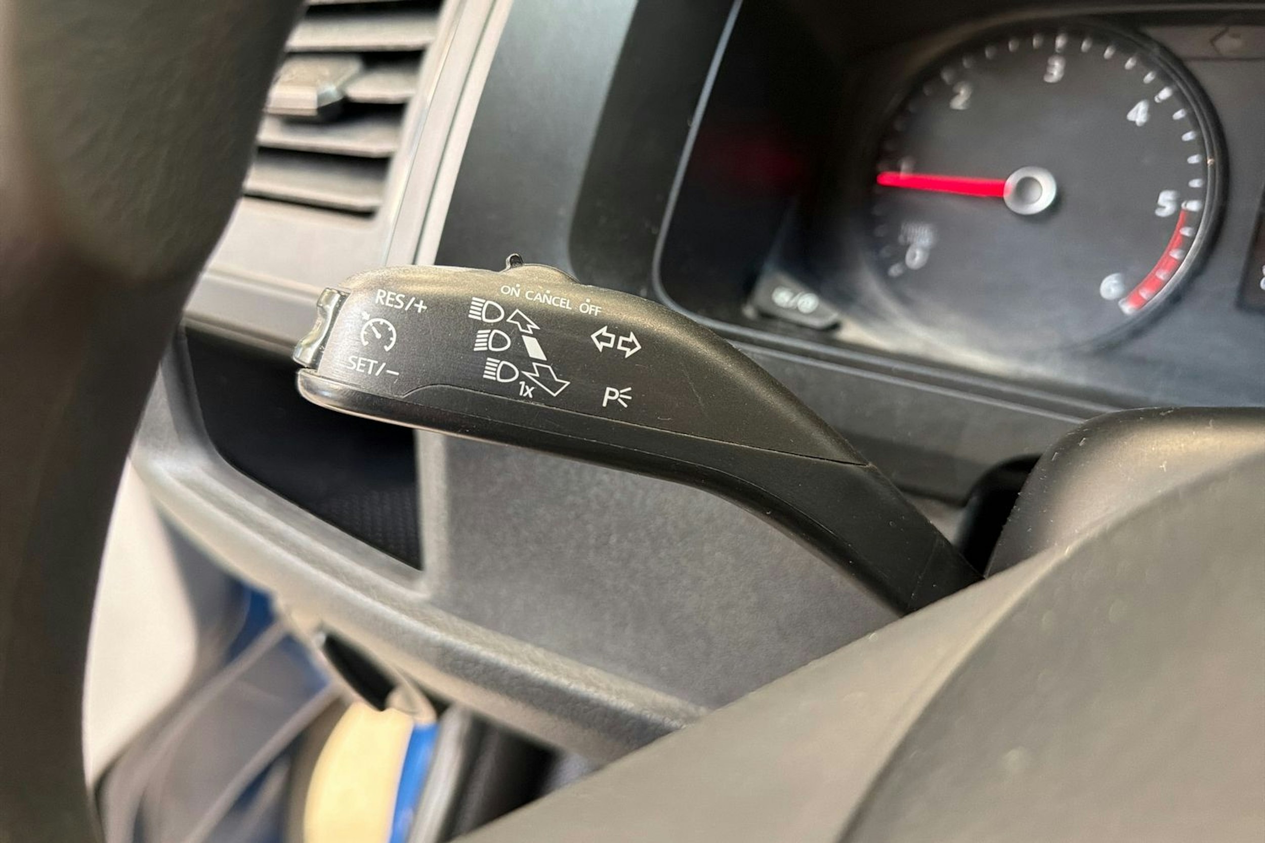 sininen Volkswagen Transporter 2019 kuva 16.